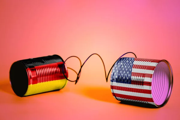 ピンクのアメリカとドイツの Flags Communication コンセプト缶電話 — ストック写真