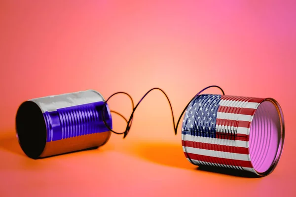 ピンクのアメリカとロシアの Flags Communication の概念とブリキ缶電話 — ストック写真