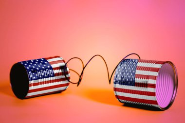 teneke kutu telefon pink üzerinde ABD Flag.communication konseptiyle