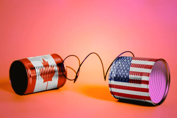 ピンクの米国とカナダの Flags Communication の概念とブリキ缶電話 — ストック写真