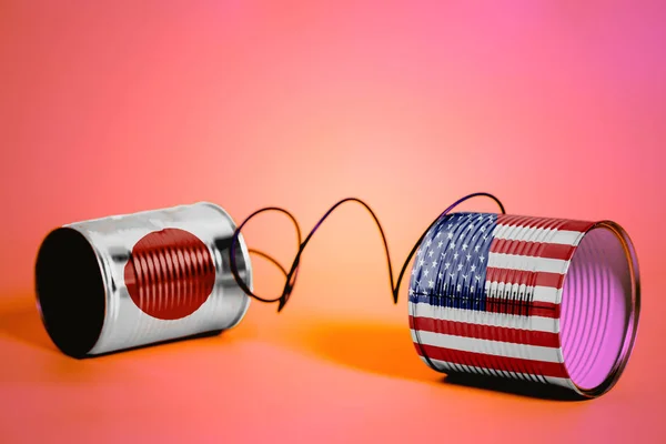 Lata Pode Telefone Com Eua Japão Flags Communication Conceito Rosa — Fotografia de Stock