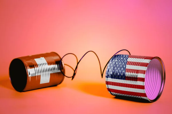 ピンクの米国とスイスの Flags Communication の概念とブリキ缶電話 — ストック写真