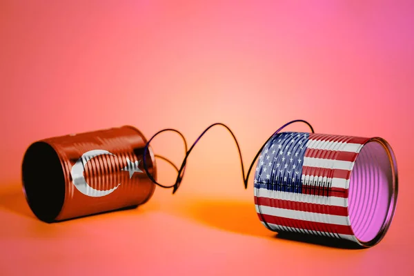 ピンクの米国とトルコの Flags Communication の概念とブリキ缶電話 — ストック写真