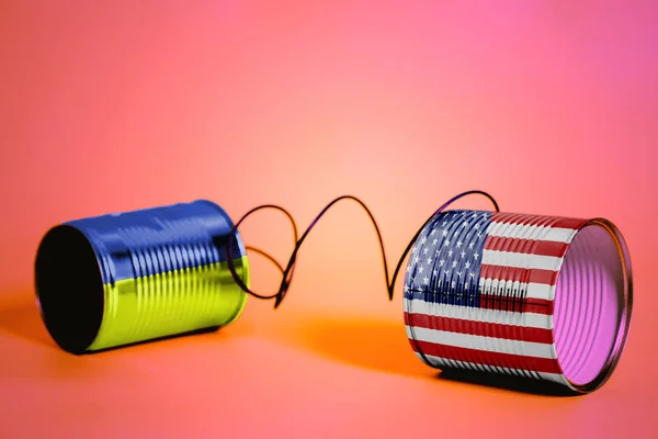 ピンクのアメリカとウクライナの Flags Communication の概念とブリキ缶電話 — ストック写真
