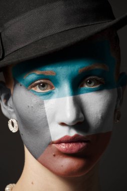 Kadın yüzü boyalı Kuveyt bayrağı portre siyah arka plan üzerine