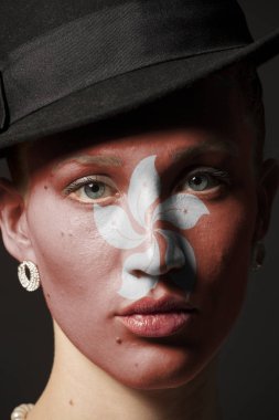 Kadın yüzü boyalı Hong Kong bayrağı portre siyah arka plan üzerine