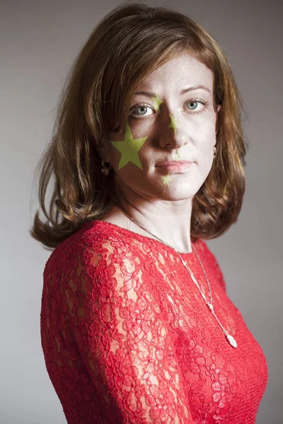 Cara Mujer Con Bandera China Pintada Sobre Fondo Gris — Foto de Stock