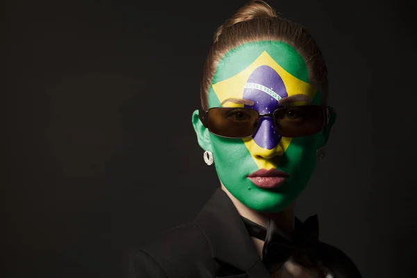 Ritratto Donna Con Bandiera Dipinta Del Brasile Occhiali Sole Sfondo — Foto Stock
