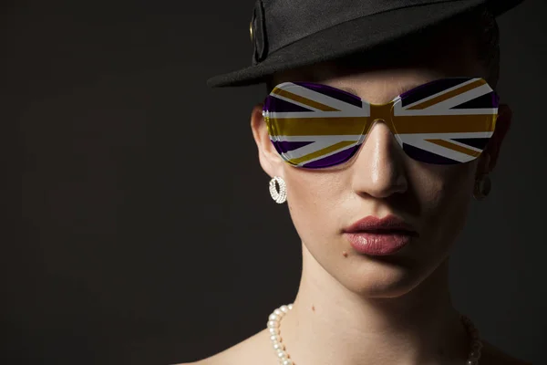 Ritratto Donna Con Occhiali Sole Bandiera Britannica Sfondo Nero — Foto Stock