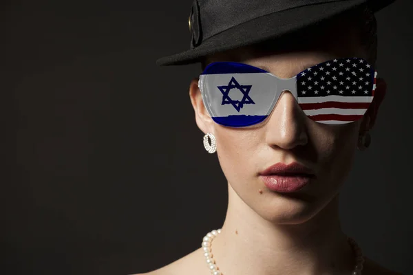 美国和以色列的妇女肖像在黑色背景上的国旗太阳镜 — 图库照片