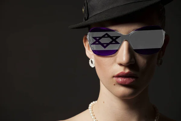 Retrato Mulher Com Israel Bandeira Óculos Sol Sobre Fundo Preto — Fotografia de Stock