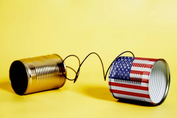 黄色の米国 Flag Communication コンセプト缶電話 — ストック写真