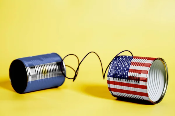 黄色の米国およびアルゼンチンの Flags Communication の概念とブリキ缶電話 — ストック写真