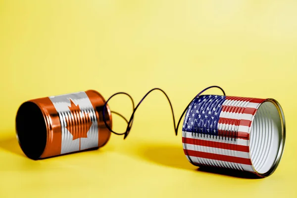 黄色のアメリカとカナダの Flags Communication の概念とブリキ缶電話 — ストック写真