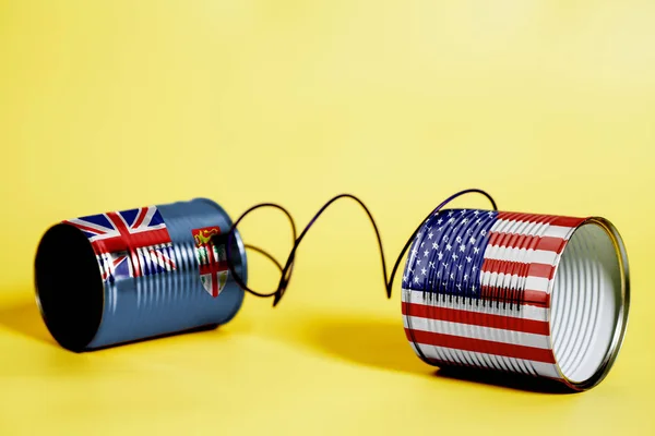 黄色のアメリカ フィジー Flag Communication コンセプト缶電話 — ストック写真