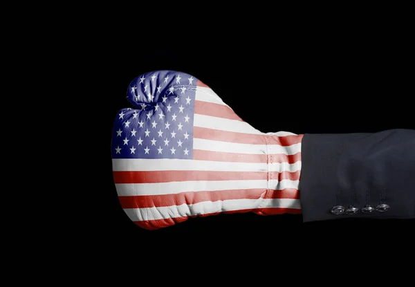 ブラック アメリカ国旗とボクシング グローブで男性の手 — ストック写真