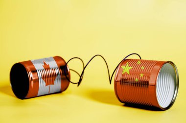 teneke kutu telefon Çin ve Kanada bayrağı .uluslararasì konsepti sarı ile