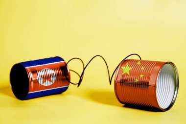 teneke kutu telefon Çin ve Kuzey Kore bayrağı .uluslararasì konsepti sarı ile