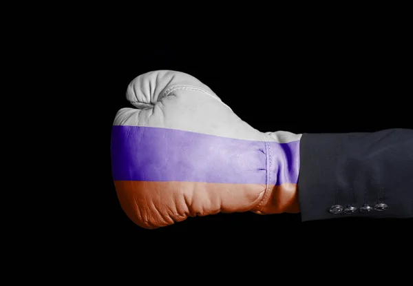 黒のロシアの旗とボクシング グローブで男性の手 — ストック写真