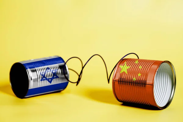 中国とイスラエルの旗の Communication コンセプト黄色のブリキ缶電話 — ストック写真