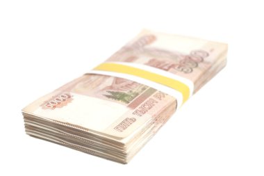 Beyaz arka plan üzerinde izole bant ile beş bin ruble