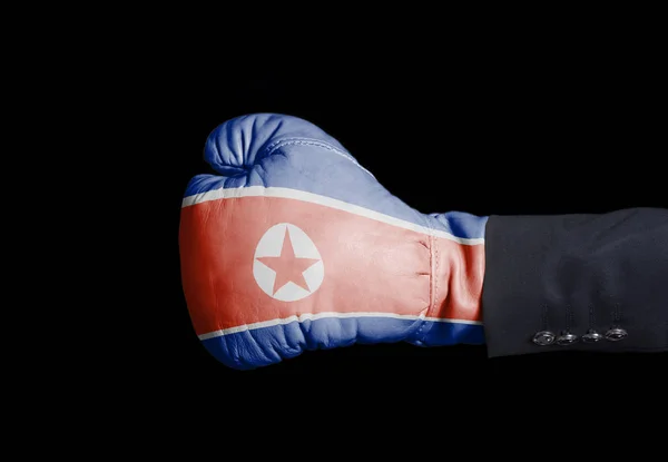Kuzey Kore Bayrağı Ile Boks Eldiveni Siyah Erkek Elinde — Stok fotoğraf