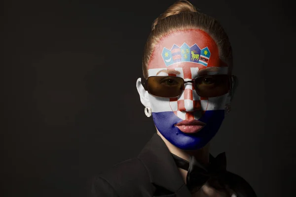 Ritratto Donna Con Dipinto Croazia Bandiera Occhiali Sole Nero — Foto Stock