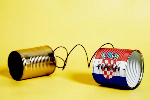 Lata Pode Telefone Com Bandeira Croácia Communication Conceito Amarelo — Fotografia de Stock