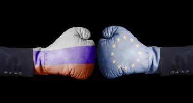 Avrupa Birliği ve Rusya bayrağı ile boks eldivenleri. Avrupa Birliği'nin Rusya kavramı siyah karşı