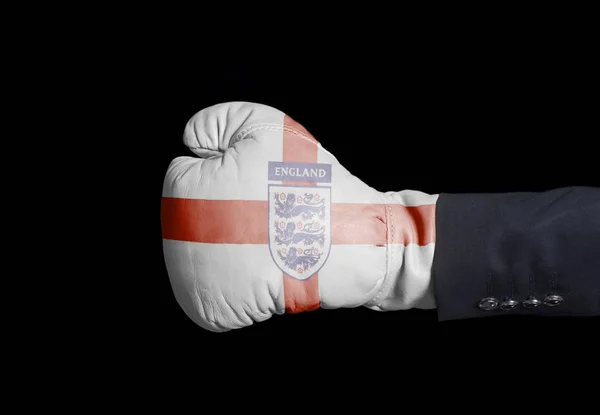 ライオンズ サッカー イングランド代表サッカー チーム旗と黒のボクシング グローブで男性の手 — ストック写真