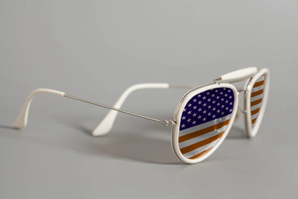 Gafas Sol Blancas Con Bandera Estados Unidos Sobre Fondo Gris —  Fotos de Stock