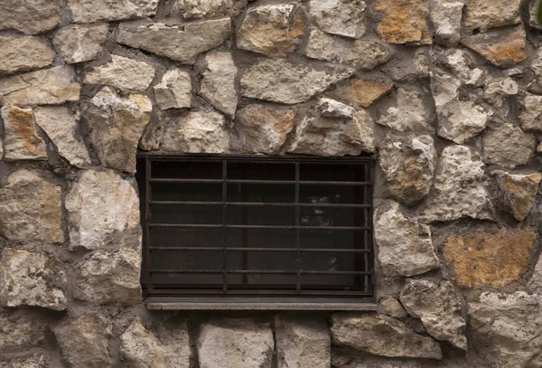 Ventana de la prisión con barras — Foto de Stock