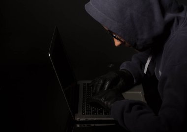 Bir dizüstü bilgisayar korsanı. Internet üzerinde siyah ceza kesmek kavramı