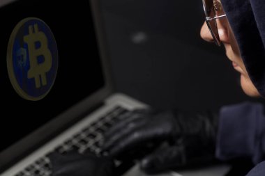 Kripto Hacker dizüstü bilgisayar ve bitcoin. Internet üzerinde siyah ceza kesmek kavramı