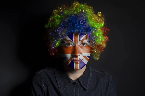 Mujer Payaso Divertido Con Bandera Británica Pintada Aislada Sobre Fondo — Foto de Stock