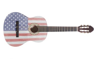 Beyaz arka plan üzerinde izole ABD bayrağı ile akustik gitar