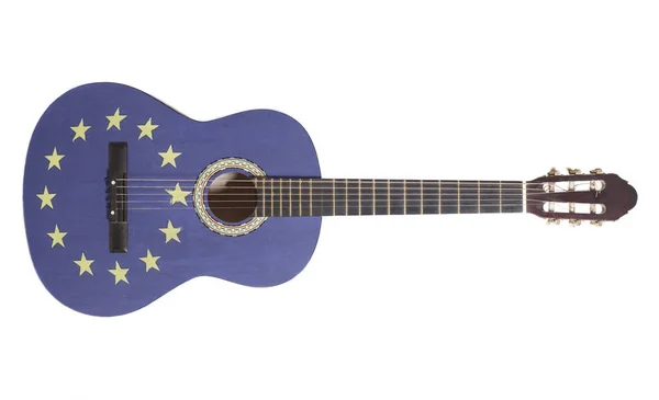 欧州連合の旗の白い背景で隔離のアコースティック ギター — ストック写真
