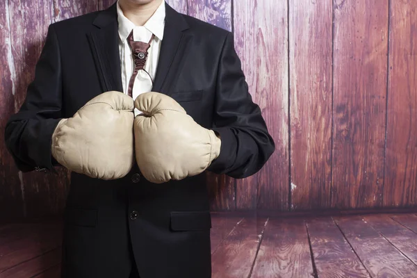 Επιχειρηματίας σε γάντια πυγμαχίας — Φωτογραφία Αρχείου