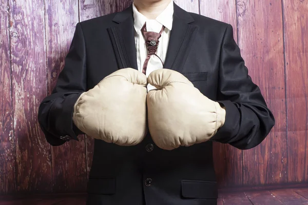 Empresário em luvas de boxe — Fotografia de Stock