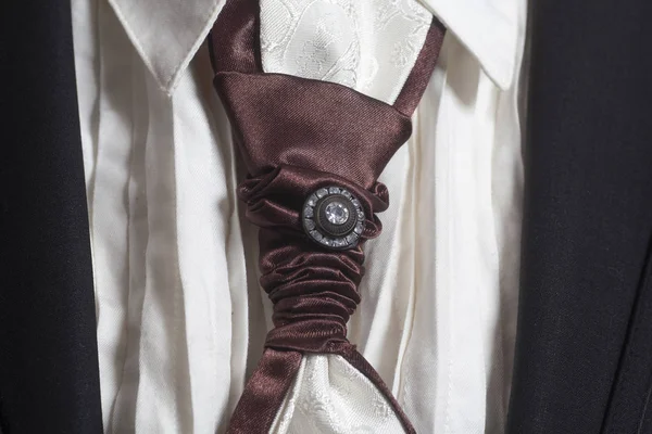 Traje negro y camisa blanca con corbata de seda marrón — Foto de Stock