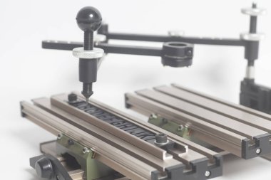 Beyaz bir arka plan üzerinde izole Tipo alfabesi ile aygıt Pantograf oyma