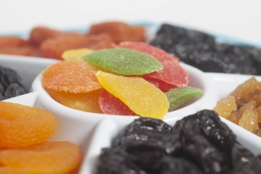 kurutulmuş meyve plaka üzerinde beyaz izole