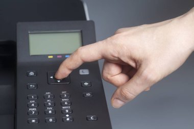 Kadının ellerini renkli laser yazıcı gri düğmesine basarak
