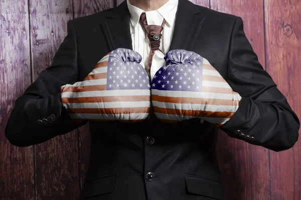 アメリカの国旗とボクシング グローブの実業家 — ストック写真