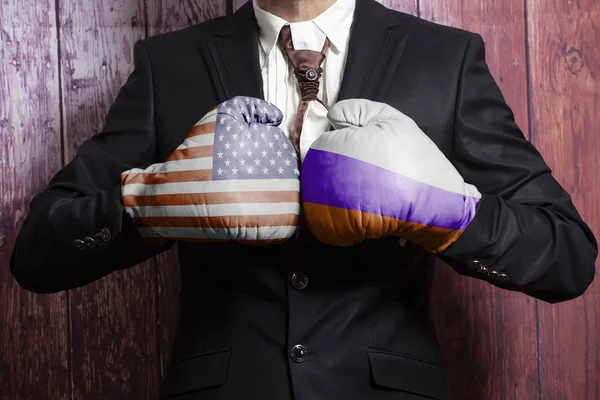 ロシアとアメリカの旗とボクシング グローブの実業家。アメリカとロシアのコンセプト. — ストック写真