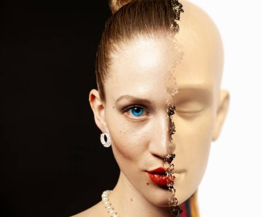 Dönüştürülmüş yarım kadının yüzüne portresi insan baş anatomisi modelidir