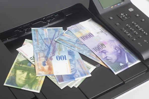 Printer en Zwitserse Franken, munteenheid van Zwitserland — Stockfoto