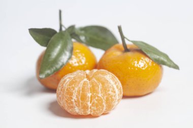 Yeşil yaprakları ile olgun mandalina