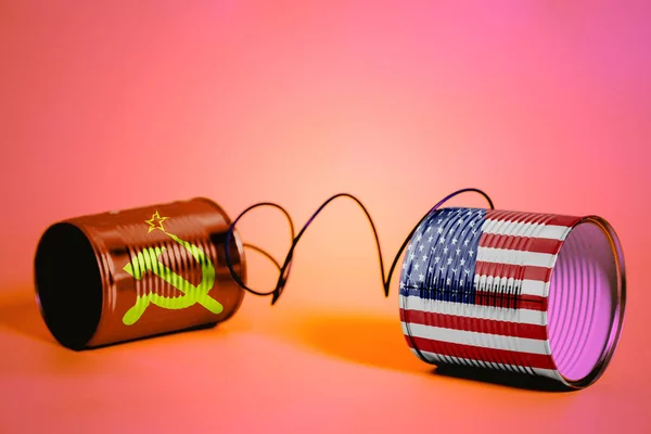 ピンクの米国およびソビエト連邦の Flags Communication の概念とブリキ缶電話 — ストック写真