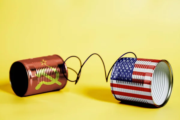 黄色の米国およびソビエト連邦の Flags Communication の概念とブリキ缶電話 — ストック写真